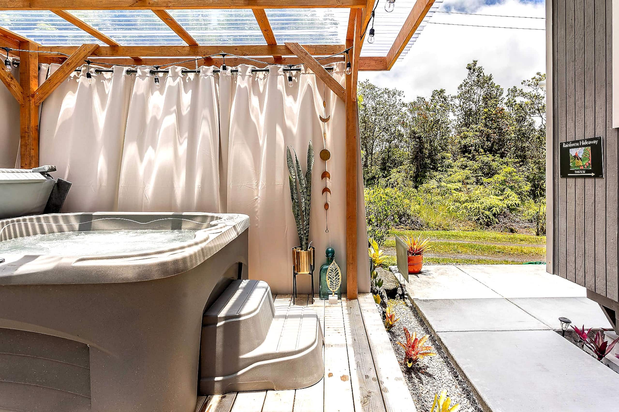 Volcano Rainforest Retreat with Private Hot Tub - Image 18