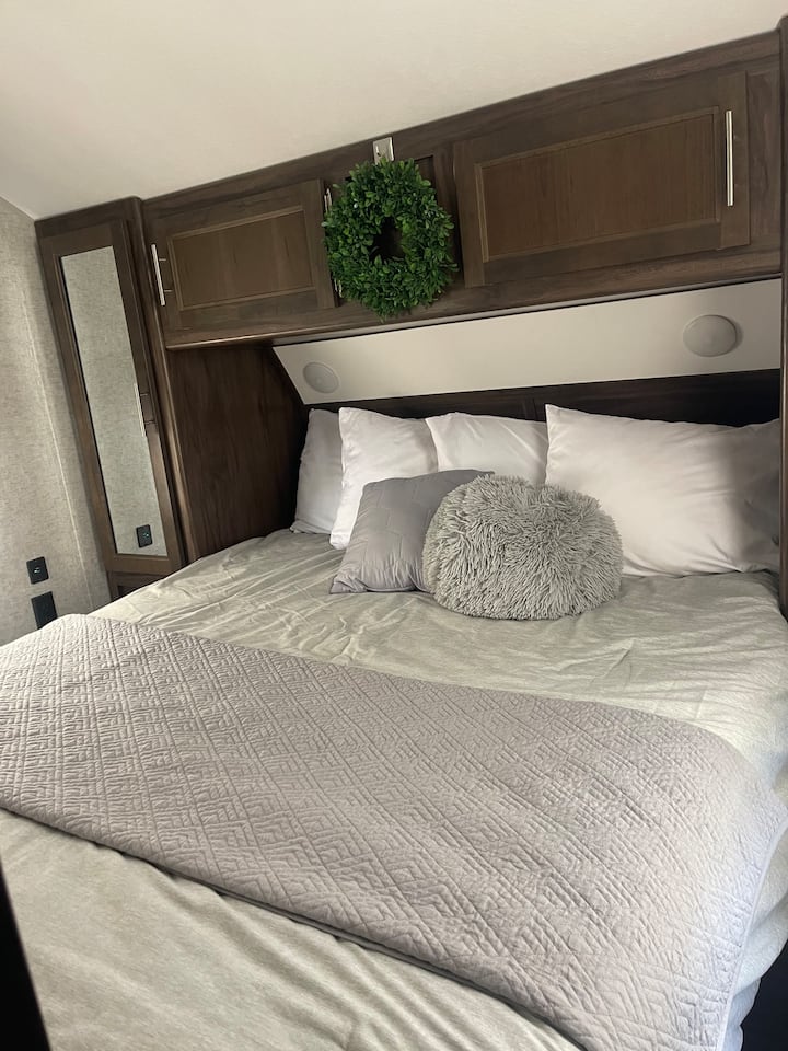 Cama de matrimonio en habitación privada 