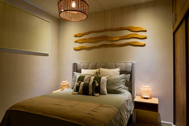 კომფორტული საძინებელი, რომელშიც არის 152×203 სმ ზომის საწოლი, კონდიციონერი და 55‑დუიმიანი ეკრანი 
Სმარტ-ტელევიზია 