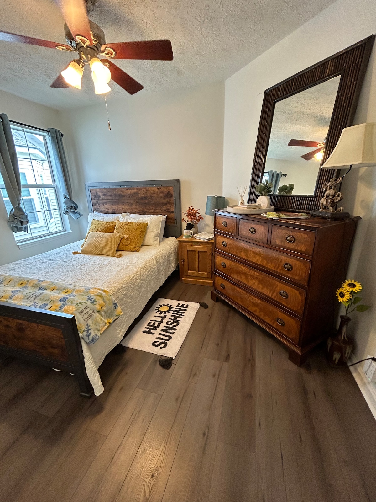 Vive en esta soleada habitación de invitados con baño compartido que incluye vestidor, armario, mesita de noche y acceso compartido a las zonas de salón, comedor y cocina. 