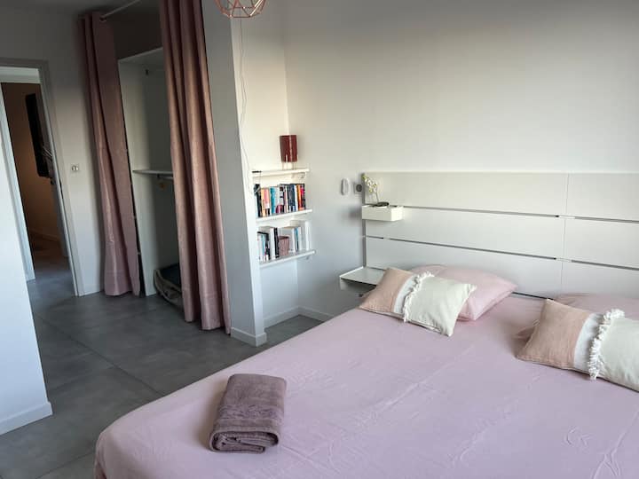 ห้องน้ำในตัวเตียงขนาด 140x200 หน้าต่างที่มองเห็นหุบเขา Prunelli 