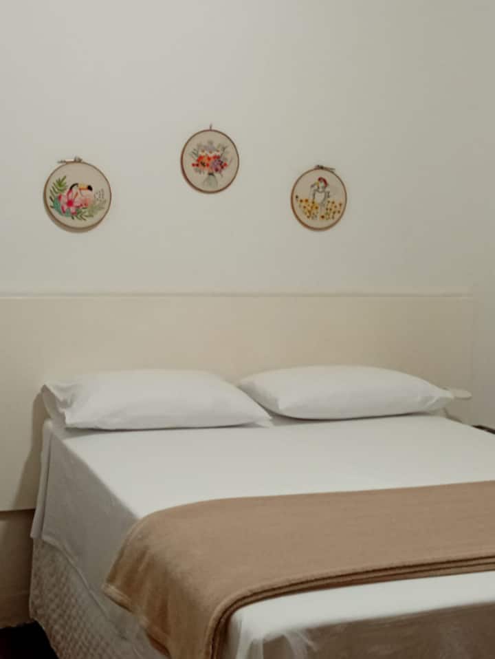 卧室1，Ortobom矫形双人床，始终配备100%棉床上用品。