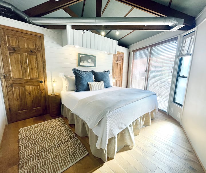 Primárna spálňa má úplne novú manželskú posteľ Nectar s prikrývkou, perím, vankúšmi King, dvoma lampami na čítanie a županom v skrini.