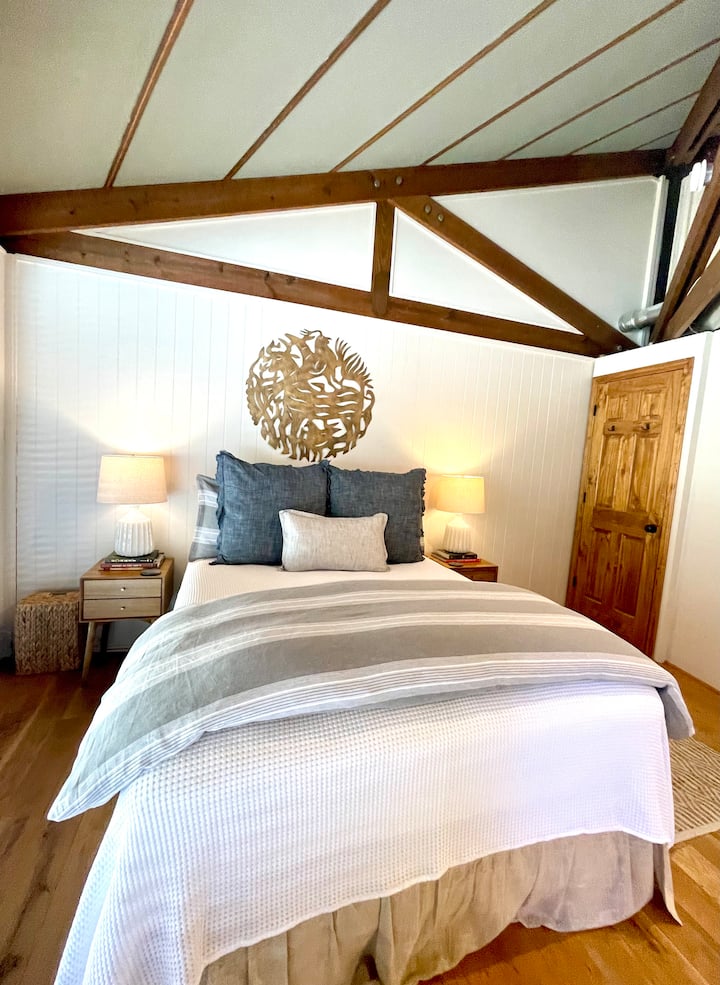 Druhá spálňa má manželskú posteľ s prikrývkou, perinou, vankúšmi King a županom v skrini, ako aj práčku a sušičku v tejto izbe.