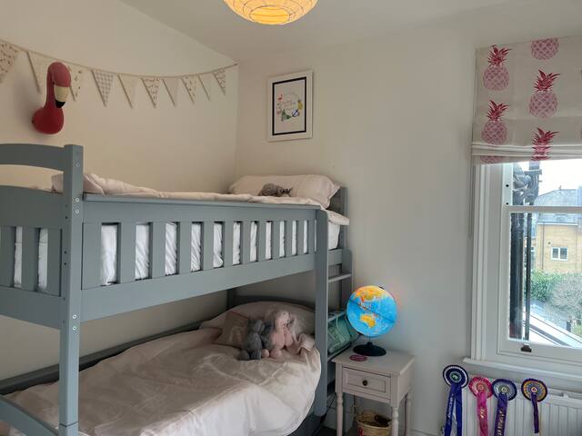 Family Home – Spacious, bright & immaculate gallery image 2