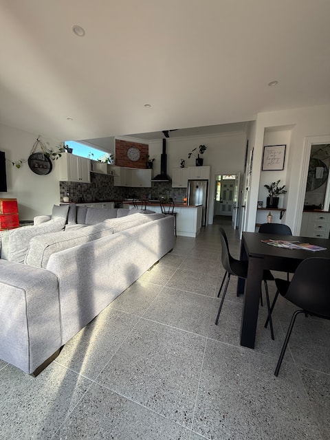 Popular Airbnb listing: Al & Amanda's On Hargreaves in Bendigo