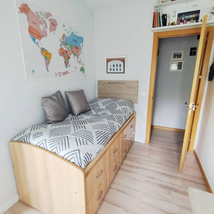Habitación individual con cama de 1,90 x 0.90
La cama con 8 cajones de almacenaje.

Manta de media estación.
Edredón de plumas. Almohada y almohadones adicionales.
Las sábanas (polar o ligeras según estacionalidad).
Ventilador de techo.