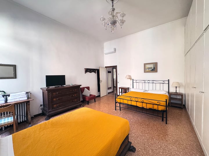 QUARTO CANAL: o quarto para até 3 ou 4 pessoas tem vista para um canal pequeno e tranquilo. Aqui você terá 1 cama king size, 1 cama queen size, móveis antigos, guarda-roupas e cômodas, ar condicionado