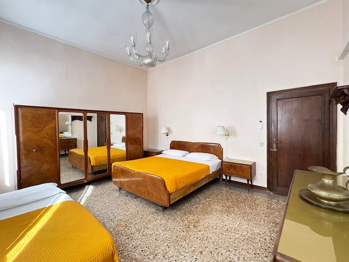 PÁTIO DO QUARTO: o quarto para até 3 pessoas tem vista para um pátio privado. Aqui você terá 1 cama king-size, 1 cama de solteiro, móveis antigos de 1950, guarda-roupas e cômodas, ar condicionado