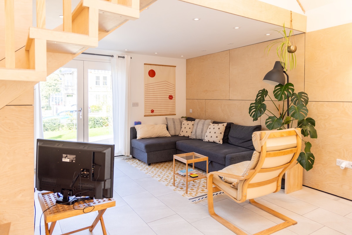 Successful Airbnb property: Modern Open-Plan Guest House - EV charging in Southstoke