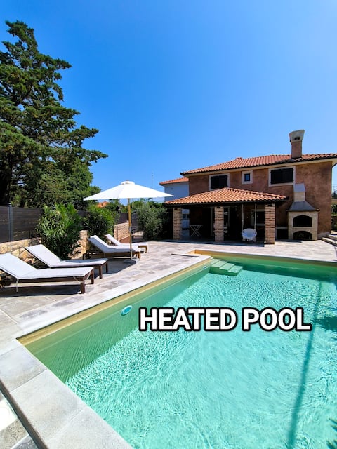 Holiday House Ursa+heated pool, 700m to beach