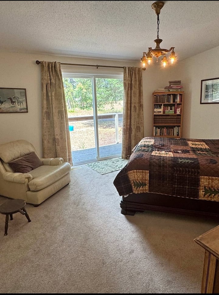 Cozy large second bedroom with queen bed, sliding door, and facing river.  Great feng shui!