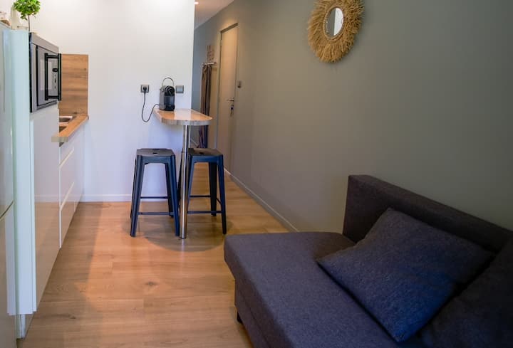 Кауч на спуштање во дневната соба 
Трпезарија 
Апарат за кафе Nespresso 