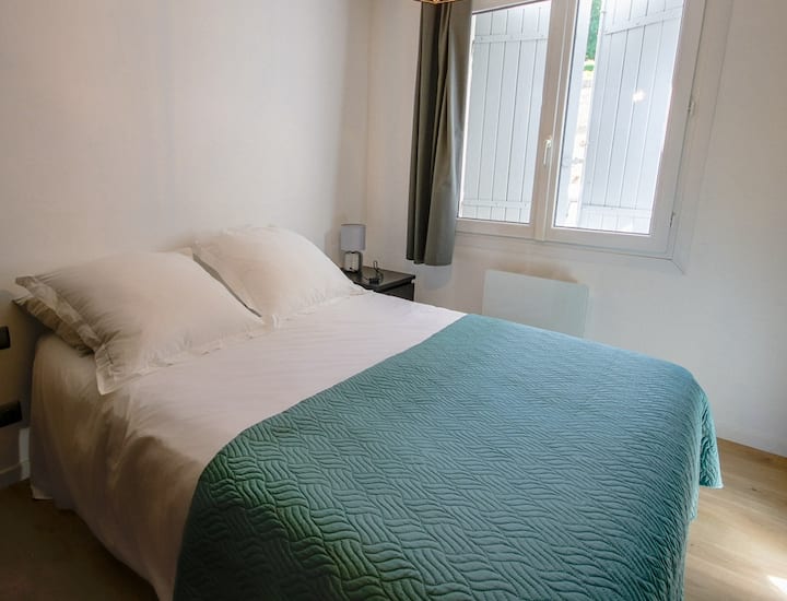 Спална соба 140 кревет со чаршафи 
Пешачка патека 