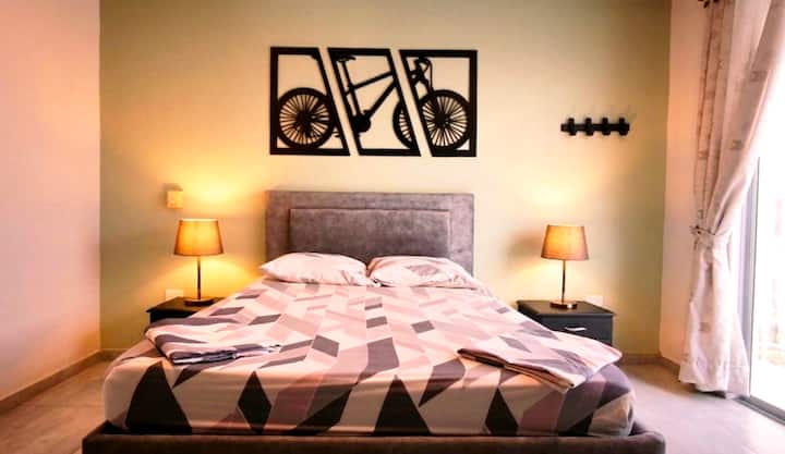Cama doble con cama auxiliar semi doble y zona de trabajo