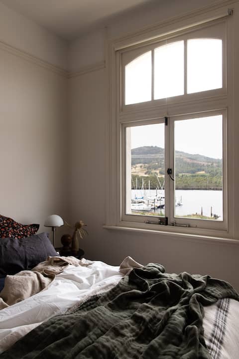 The Bowmont - Stylish Apartment with River Views