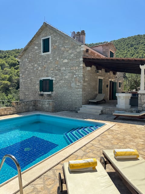 Stone house Mornar near beach