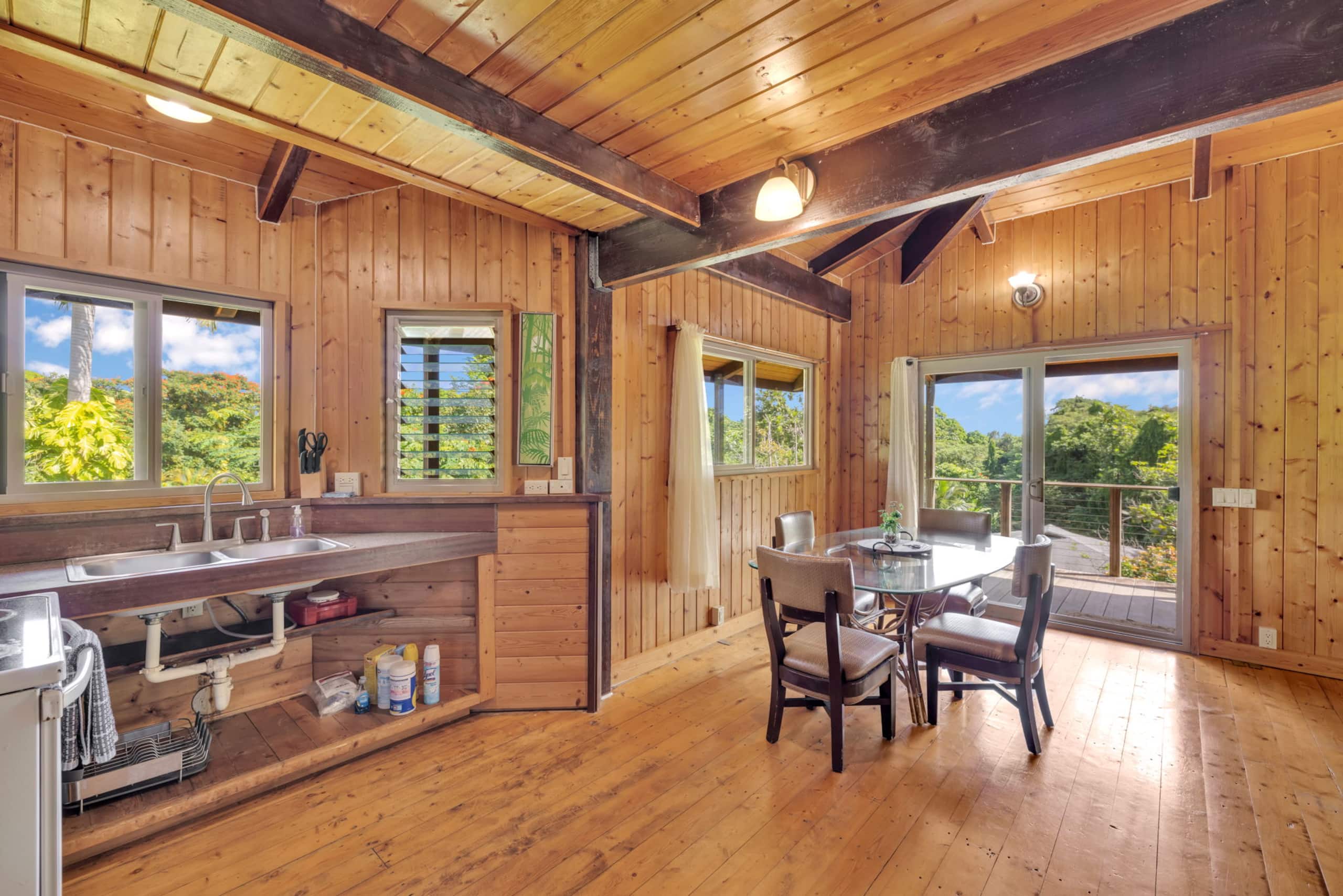 Stay in Hana Upstairs - Photo 6