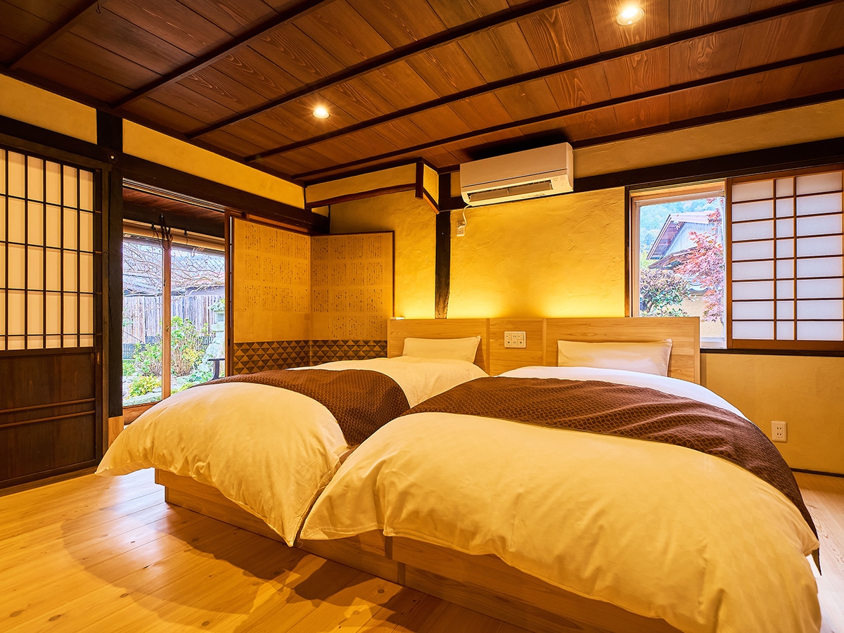 [Dormitorio principal] También hay un aire acondicionado y una toma de almohada para una estancia cómoda con dos camas individuales.