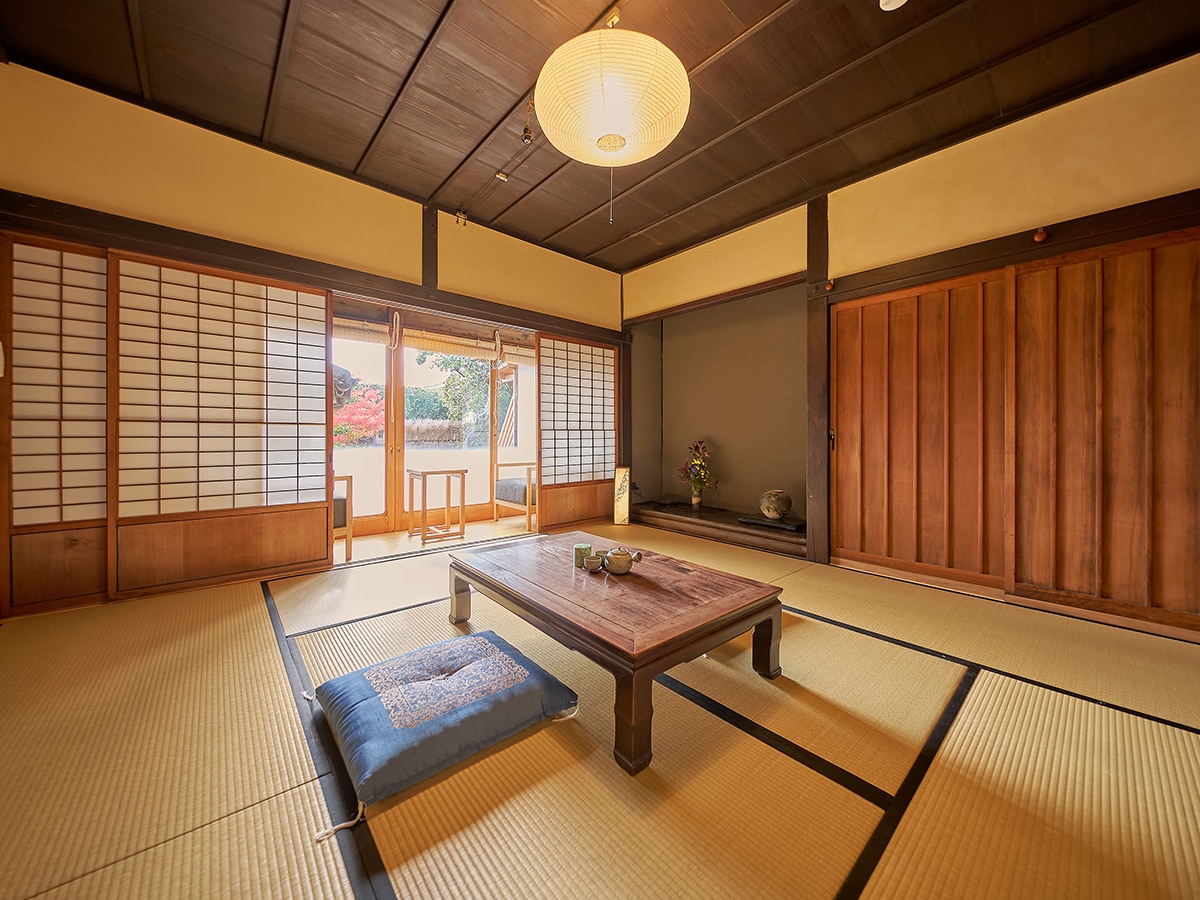 [Habitación de estilo japonés] El paisaje original de Japón se siente nostálgico en la habitación donde puedes ver el jardín sobre el borde ancho.