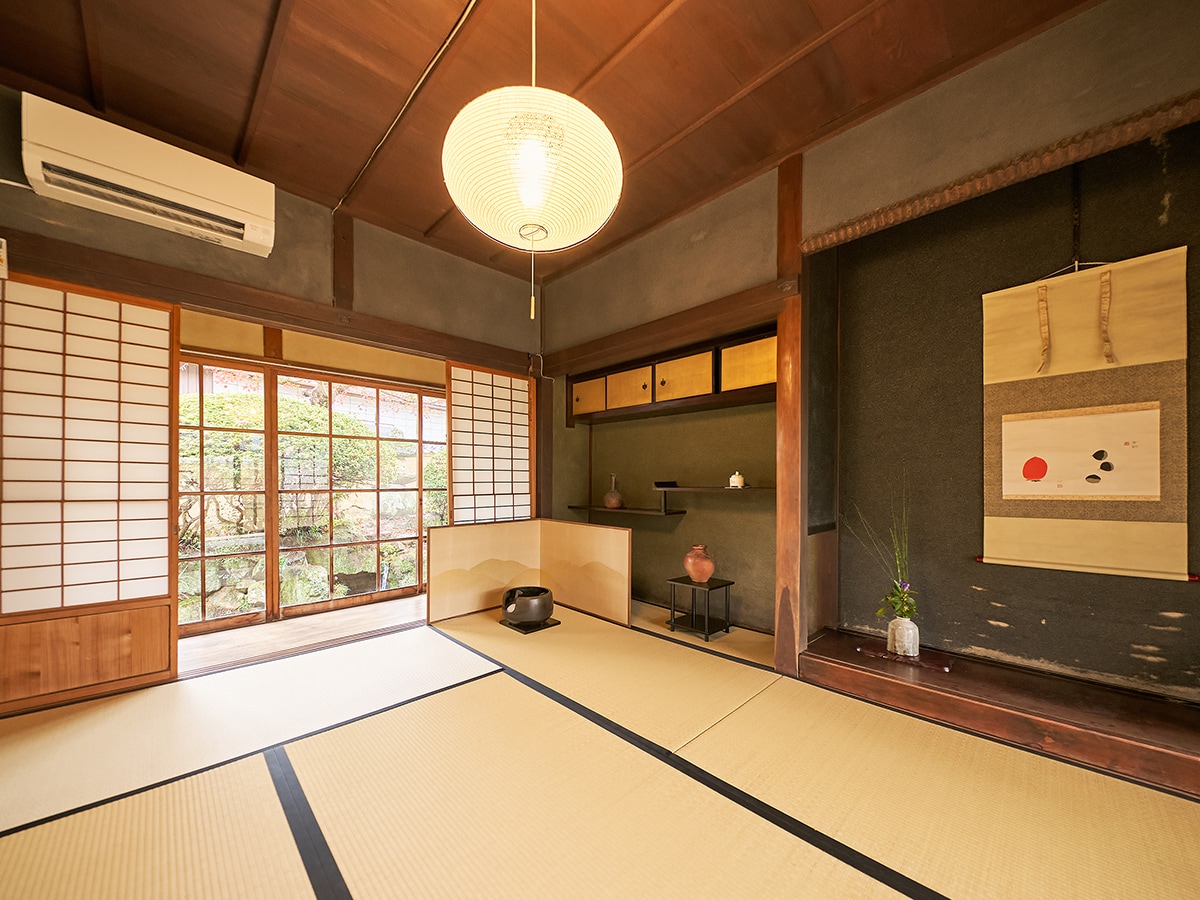 ・ [Habitación de estilo japonés] Hay aire acondicionado disponible para una estancia cómoda en cualquier época del año.