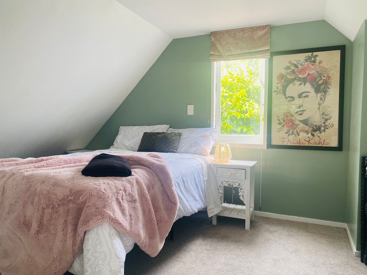 Dormitorio de la cabaña con 2 camas dobles     