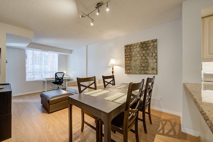 Modern Condo Downtown, Free Parking, Mthly Stays! - Toronto