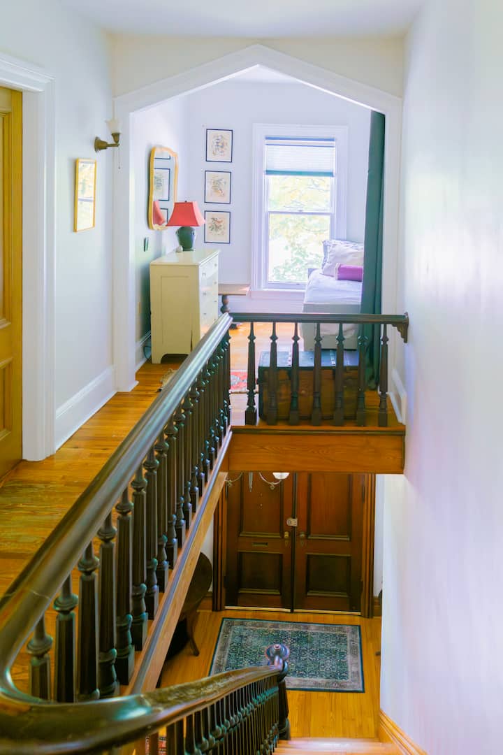 มุมหอคอยด้านบนบันได มีม่านส่วนตัวให้ดึงหากจำเป็นสำหรับพื้นที่นอน! 