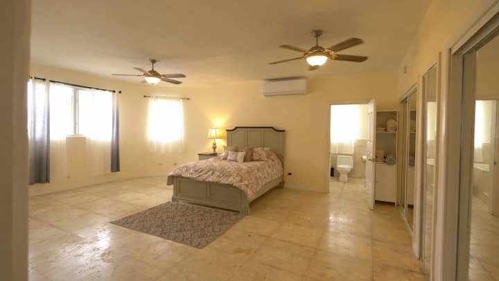 მთავარი საძინებელი‑ლუქსი აღმოსავლეთით ხედით