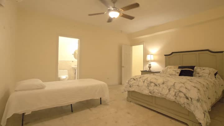 სასტუმრო აპარტამენტი ჩრდილო‑დასავლეთის ხედით