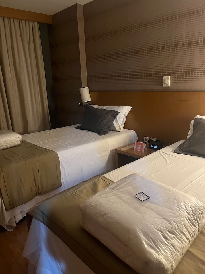 Soba s dva odvojena kreveta. Jastučnica za raskrižje na zahtjev za rezervacije parova. 