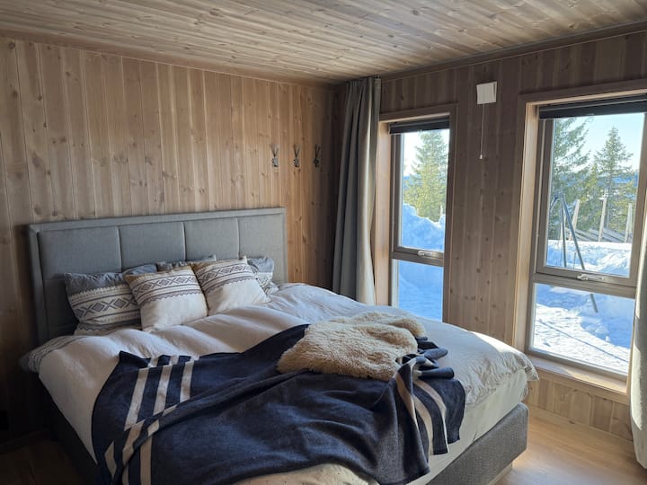 غرفة نوم رئيسية واسعة بسرير 180 سم