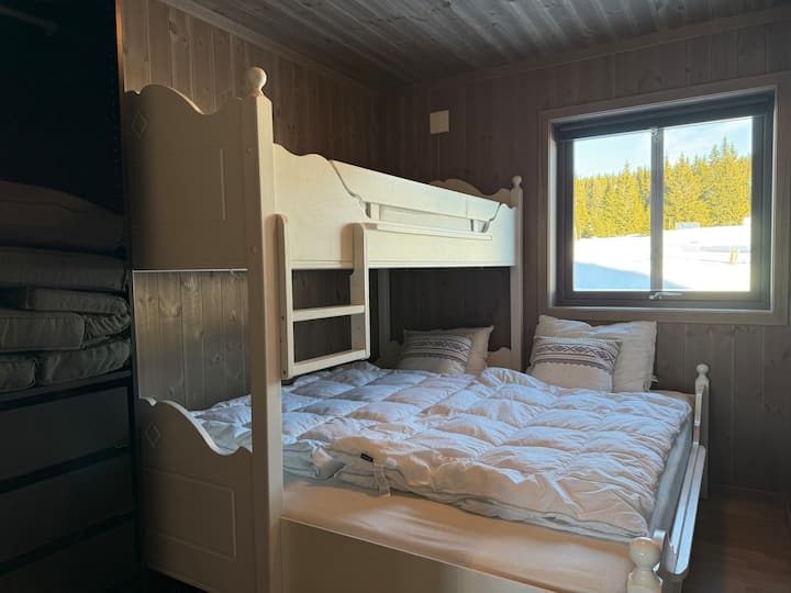 سرير عائلي مع 180 سم تحت و 90 سم في السرير العلوي. 