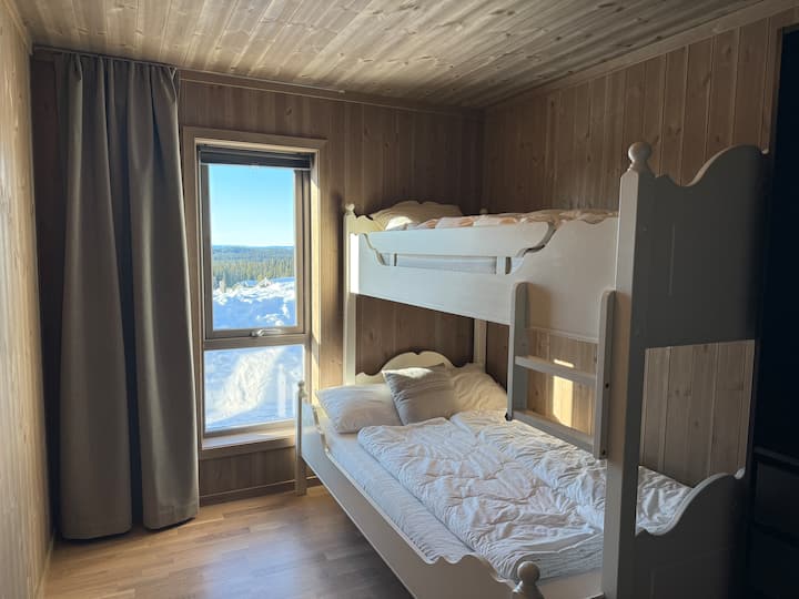 سرير عائلي مع 90 سم في الطابق العلوي و 120 سم في الطابق السفلي.