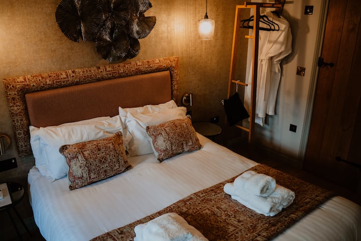 Deluxe King Room With Ensuite, Rylands Farmhouse - Knutsford
