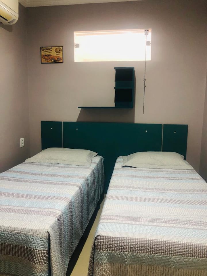 غرفة فردية مزدوجة مع مكيف ملابس.