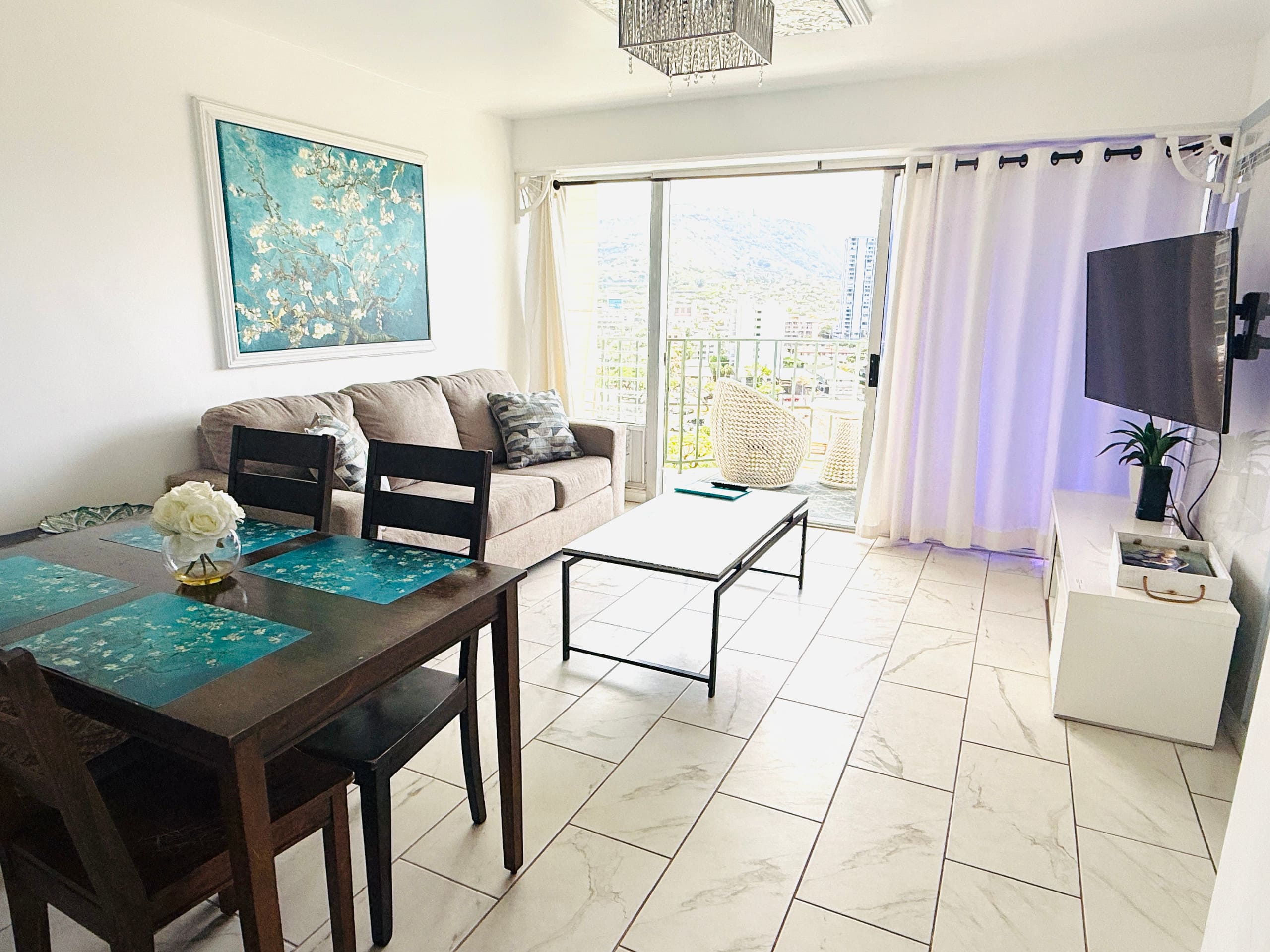 Condo in Honolulu · ★4.83 · 2 bedrooms · 4 beds · 1 private bath - Image 3