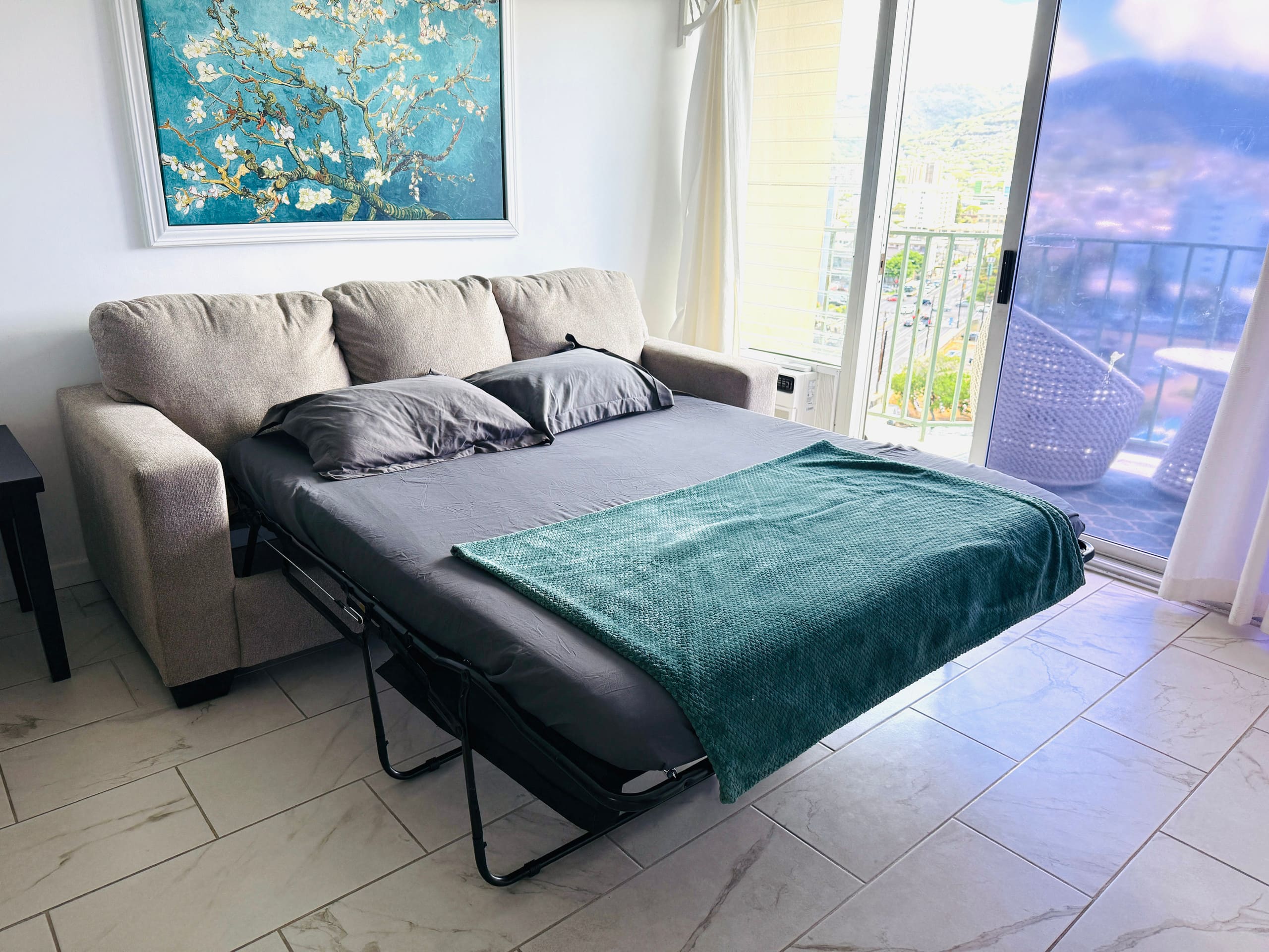 Condo in Honolulu · ★4.83 · 2 bedrooms · 4 beds · 1 private bath - Image 4