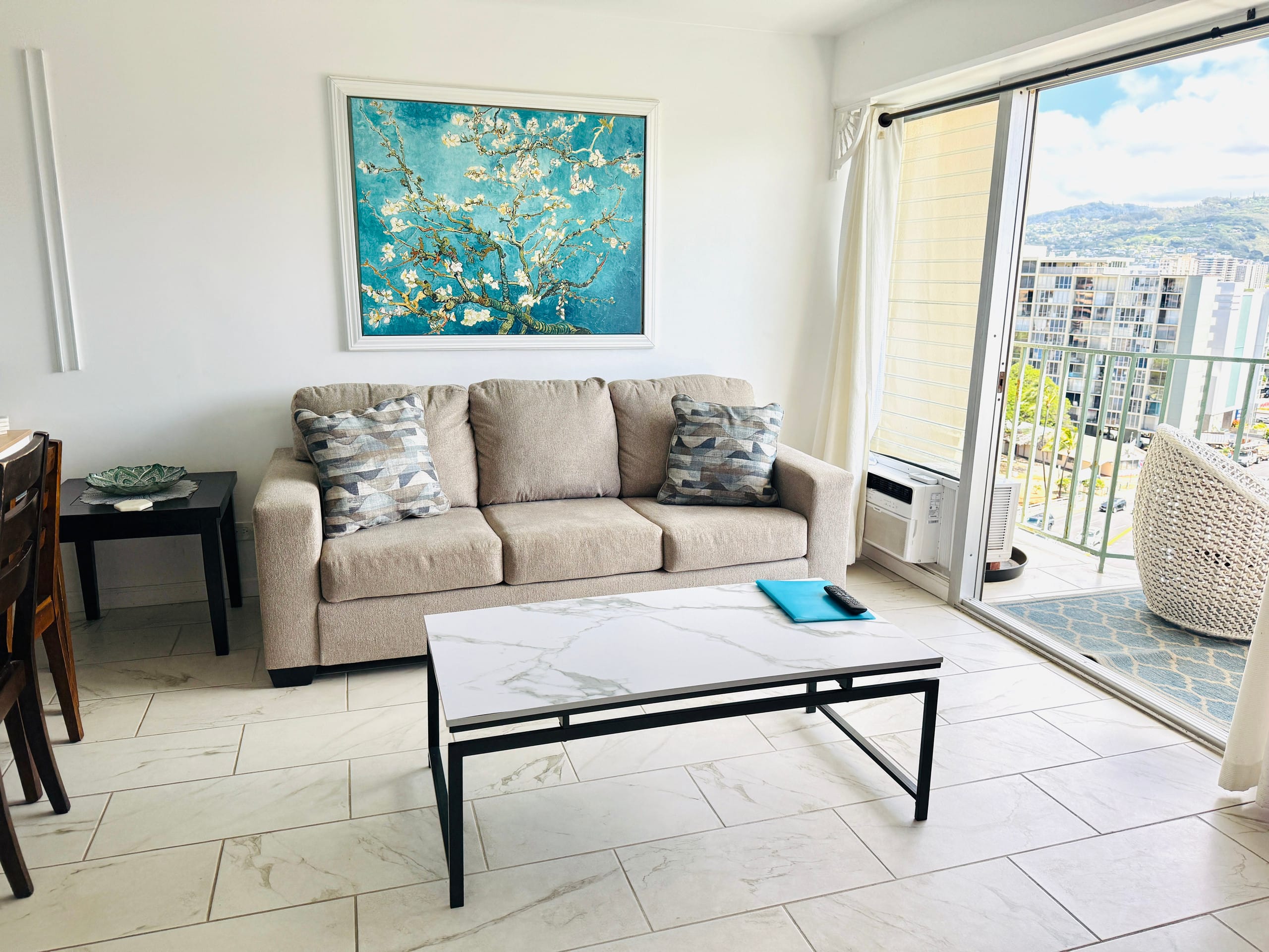 Condo in Honolulu · ★4.83 · 2 bedrooms · 4 beds · 1 private bath - Image 2
