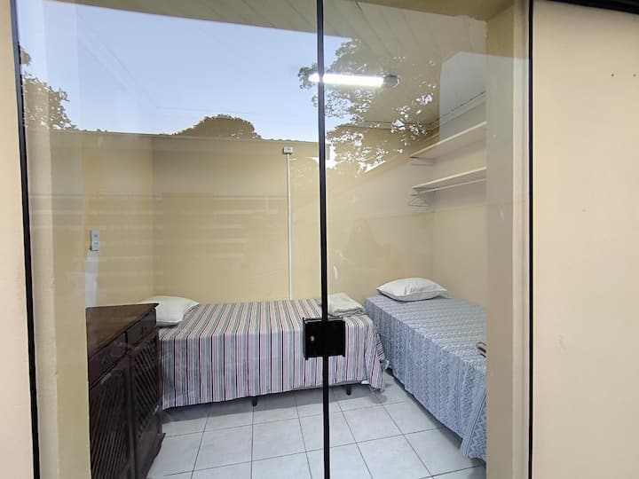 Este quarto ele é composto por 2 camas de solteiro e quando à casal juntamos as camas (veja na próxima foto).