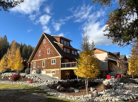 Bedrooms Galore! Hottub. Short, Flat Walk to Lift.