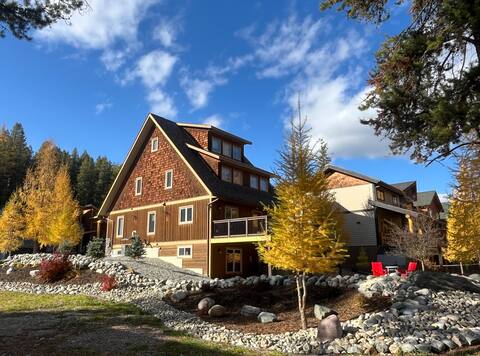 Bedrooms Galore! Hottub. Short, Flat Walk to Lift.