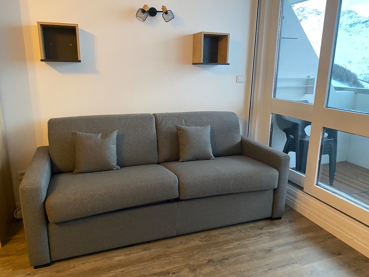 Popular Airbnb listing: Brelin Beautiful studio with balcony at the foot of the slopes in Les Belleville