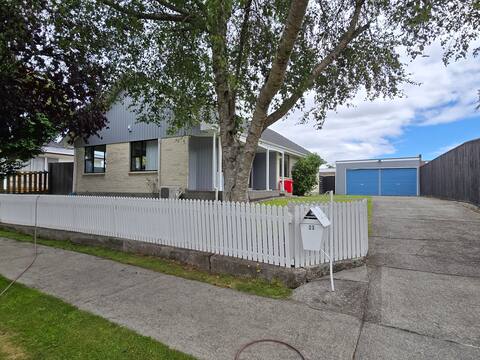 Home away from home Large 4 Bedroom 2 bathrooms