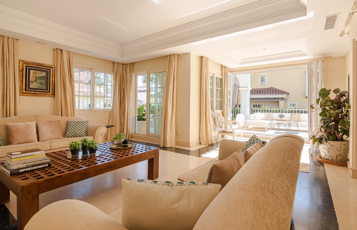 Top performing Airbnb: Luxury villa on beach - Puerto Banus 15 min walk in Marbella