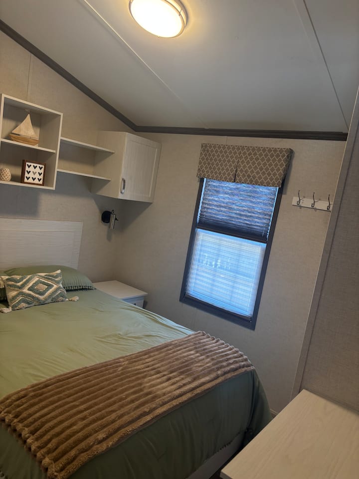 Pohodlné manželské postele. Inteligentná TV. 