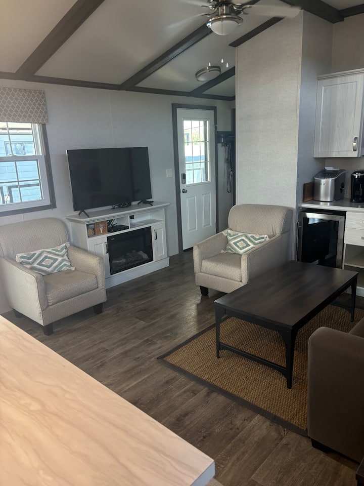 Pohodlné sedenie vrátane pohovky a 2 kresiel. Stolové hry, knihy, puzzle a karty. Krb robí večery mimo sezóny teplými a útulnými. 