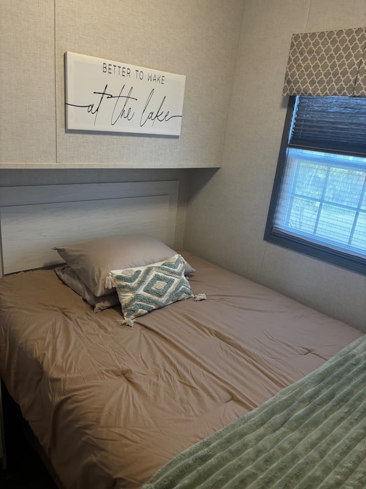 Pohodlná manželská posteľ. Skriňa s policami a vešiakmi. 