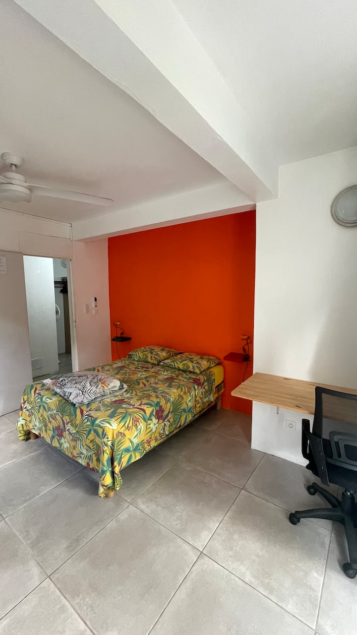 带空调的卧室和工作区，无限上网。 