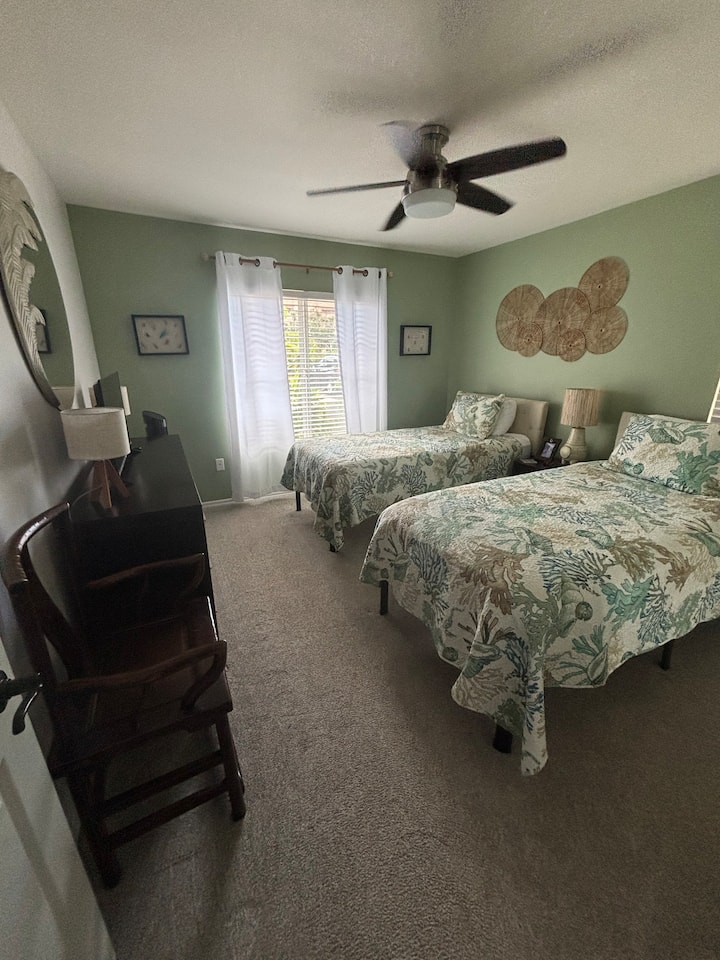 El dormitorio de abajo tiene dos camas individuales XL de 14" con colchones de espuma. No hay escaleras para acceder a este dormitorio. ¡Superacogedor! ¡Este dormitorio también tiene una televisión Roku!